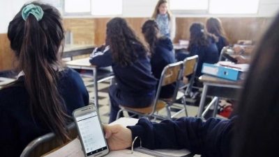 Regulación del Uso de Celulares en las Salas de Clases en Chile - A partir de 2026, se prohíben los celulares en clases en Chile