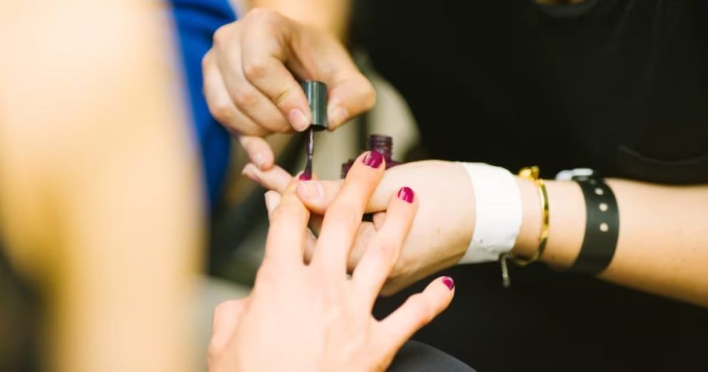 Retiro de Esmaltes de Uñas por Ingredientes Cancerígenos en Chile - ISP alerta sobre esmaltes de uñas con riesgo para la salud